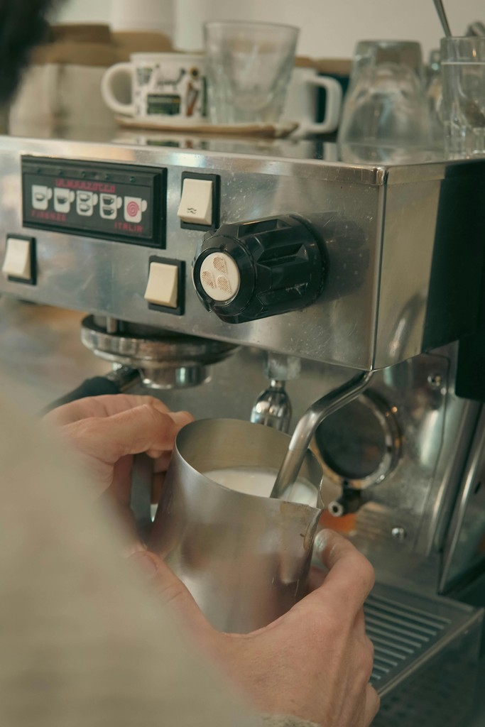 Bostanlı'da espresso hazırlığı